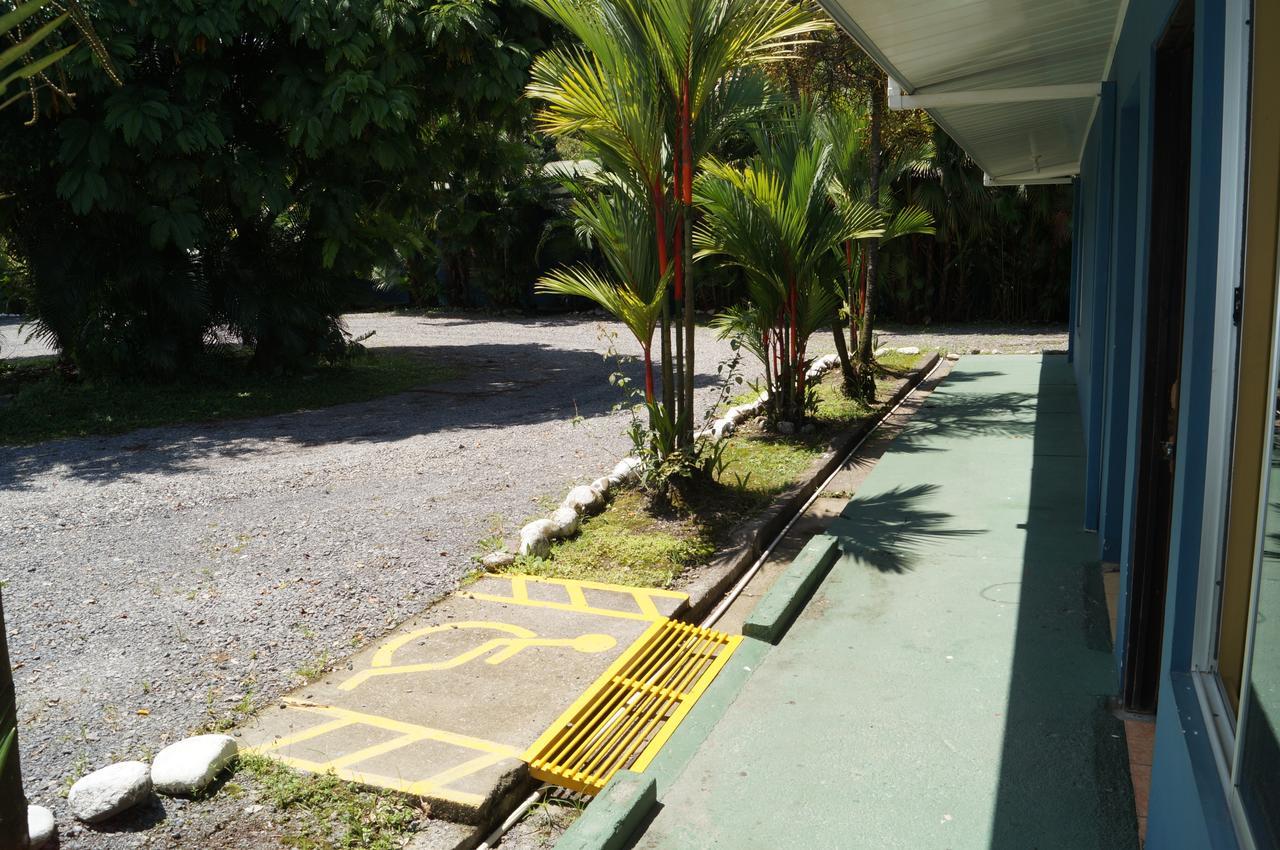 Hotel Y Cabinas Del Tropico Guápiles Exterior photo