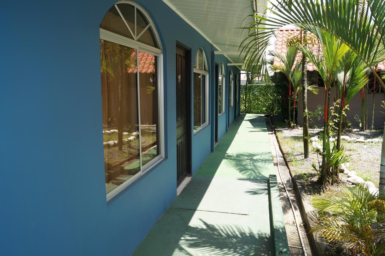 Hotel Y Cabinas Del Tropico Guápiles Exterior photo